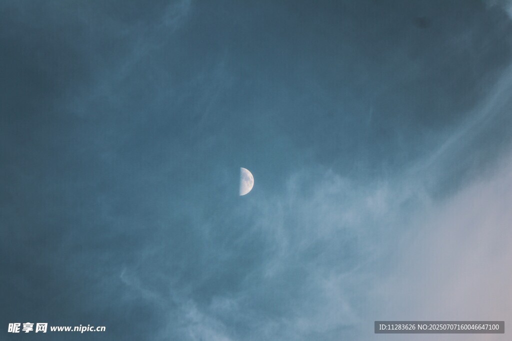 夜空中的弯弯月牙
