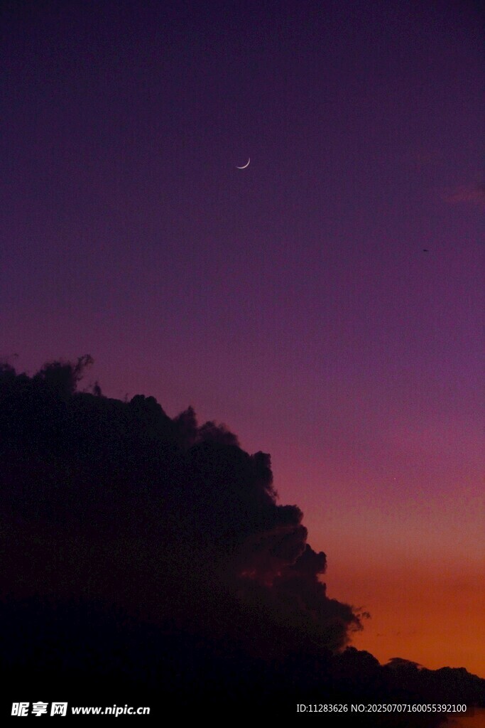 黄昏时分的天际与山林