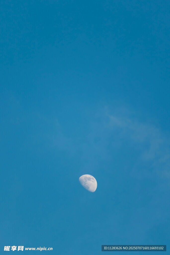 蓝天中的皎洁明月