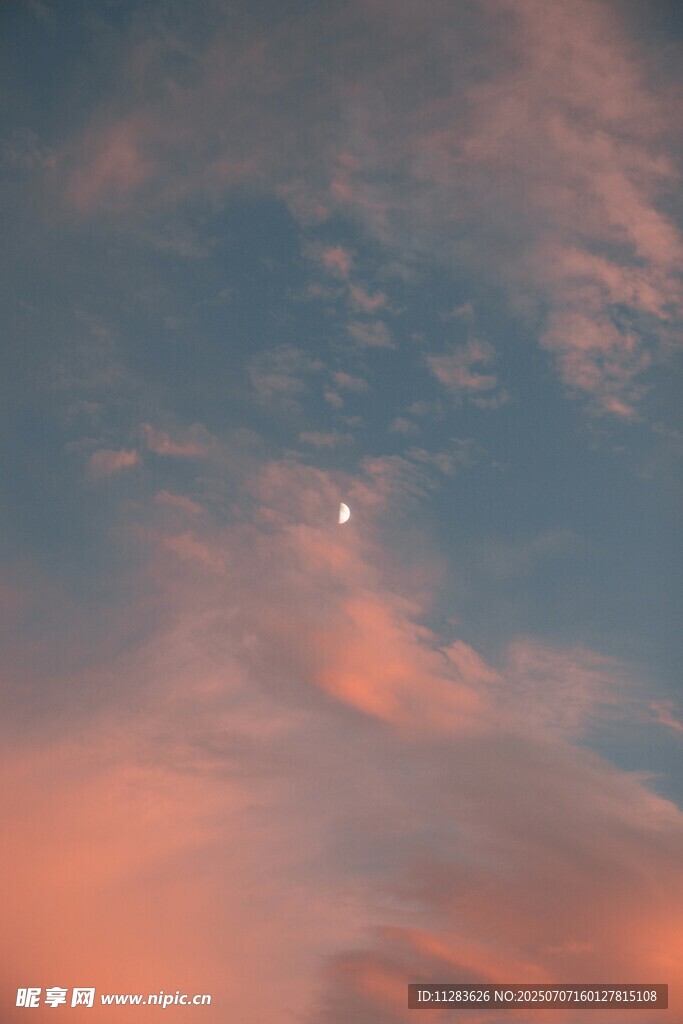 晚霞中的朦胧月亮