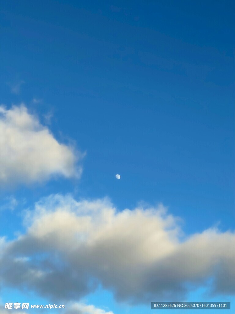 蓝天飘白云