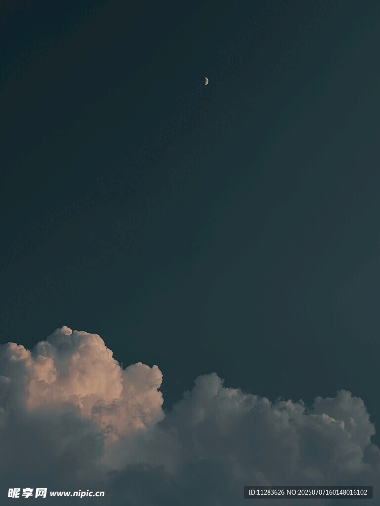 夜空下的云朵与闪烁星星
