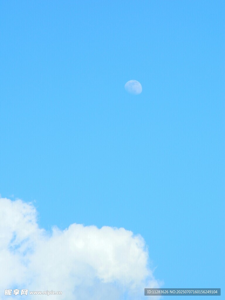 蓝天中的云朵与月亮