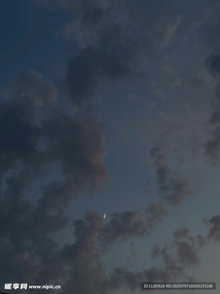 傍晚天空中的云朵