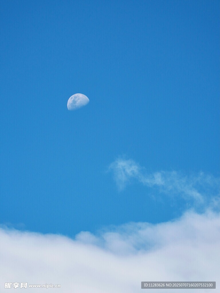 蓝天中高悬的一弯月牙