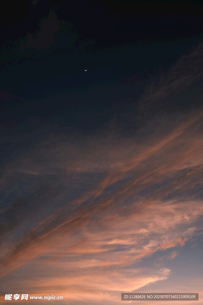 绚丽晚霞中的梦幻天空
