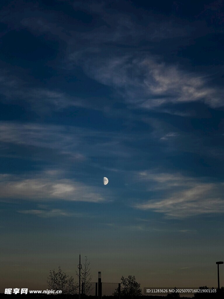 夜幕下的月亮与稀疏云彩