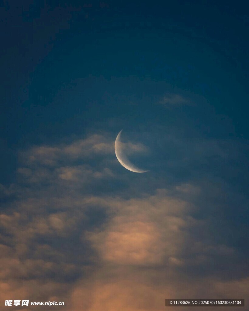 夜空下的弯弯新月