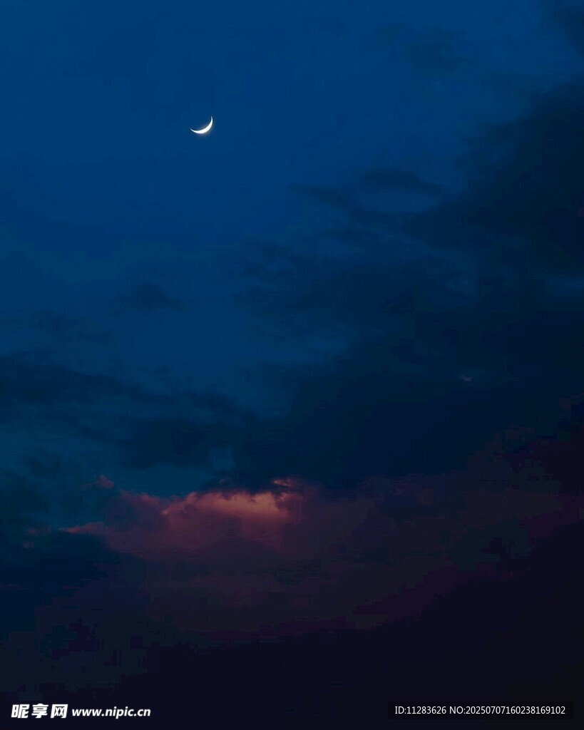 夜空下的弯月与绚丽云彩