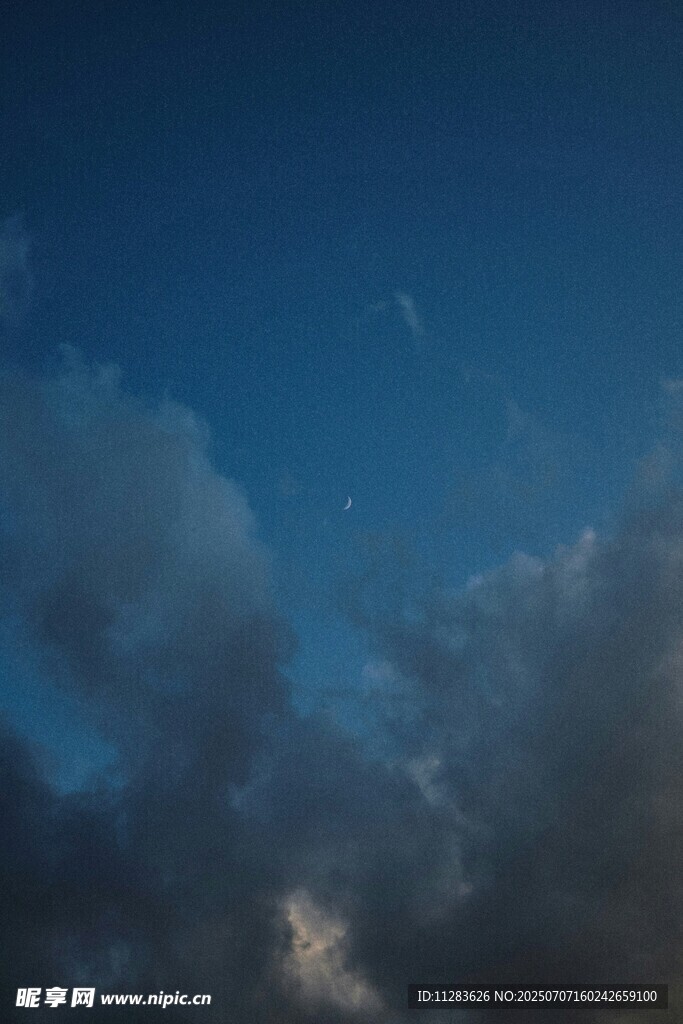 夜空下的云层与闪烁繁星