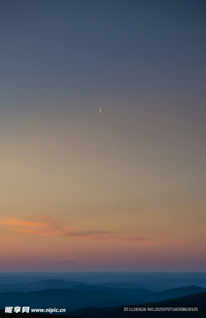 黄昏时分的山峦美景