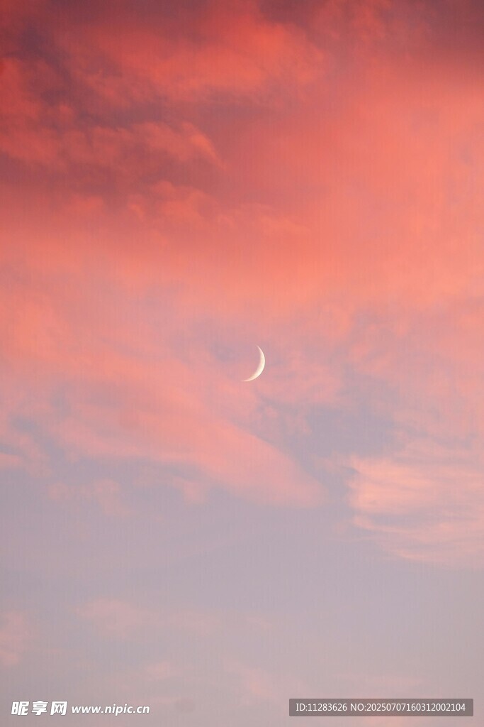 晚霞中的弯弯月牙