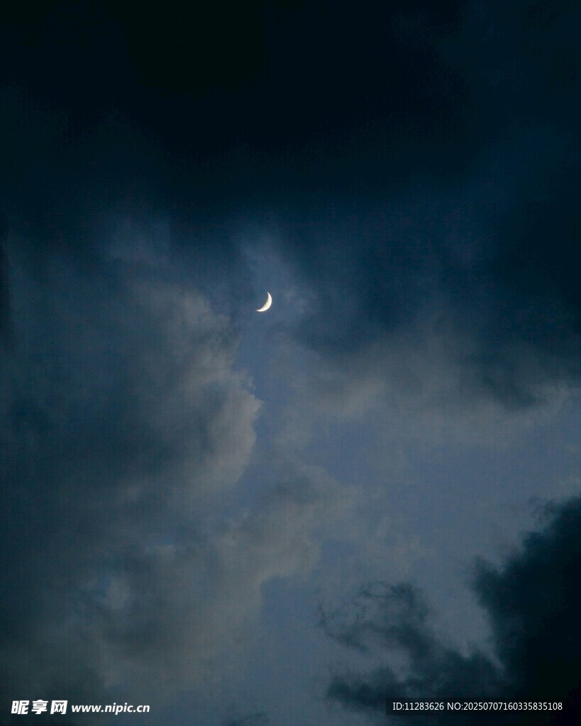 夜空下的朦胧月色