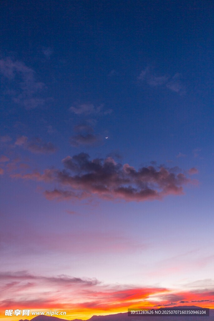 绚丽晚霞中的天空美景