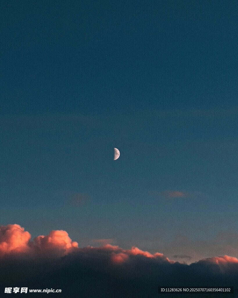 晚霞中弯月高悬天际