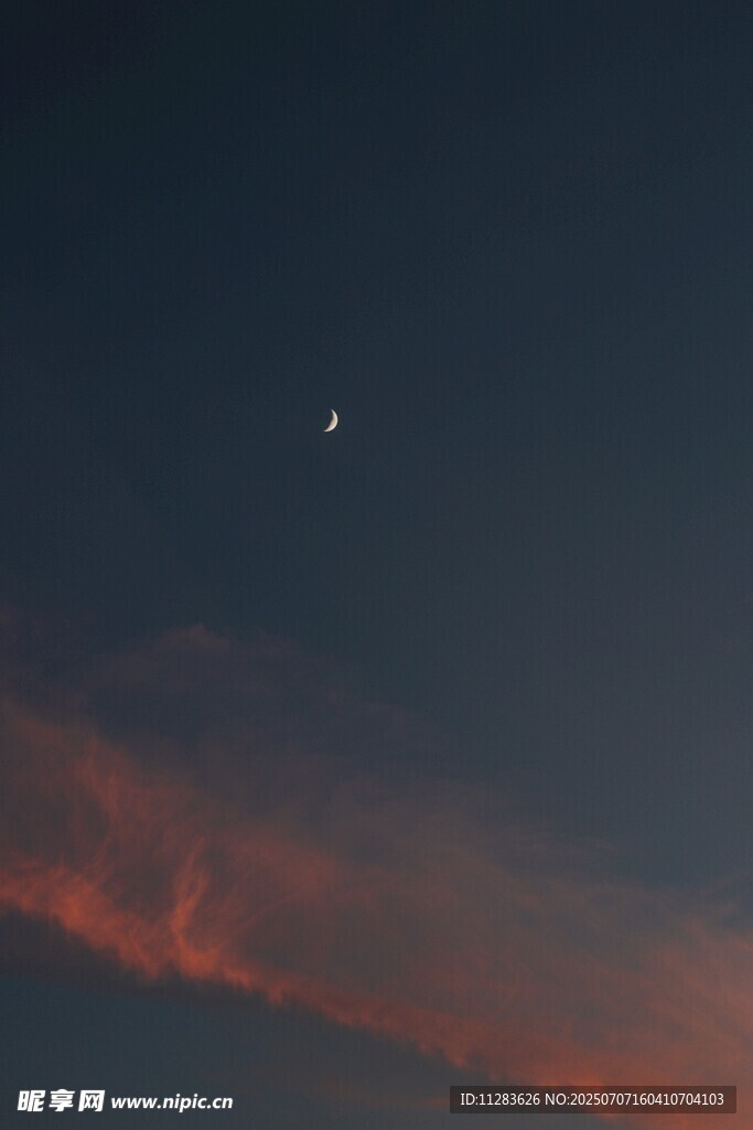 夜幕下的星月与绚烂霞光