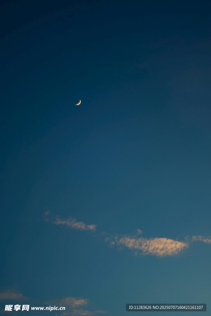 夜空下的月亮与云朵