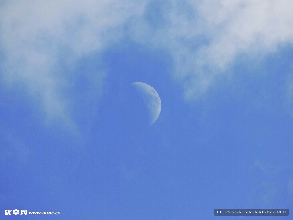 蓝天中的弯弯月牙