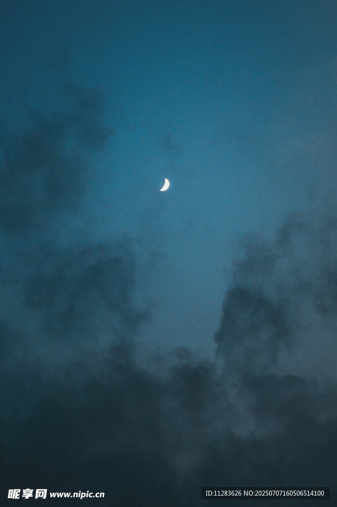 夜空下的孤月与朦胧云彩