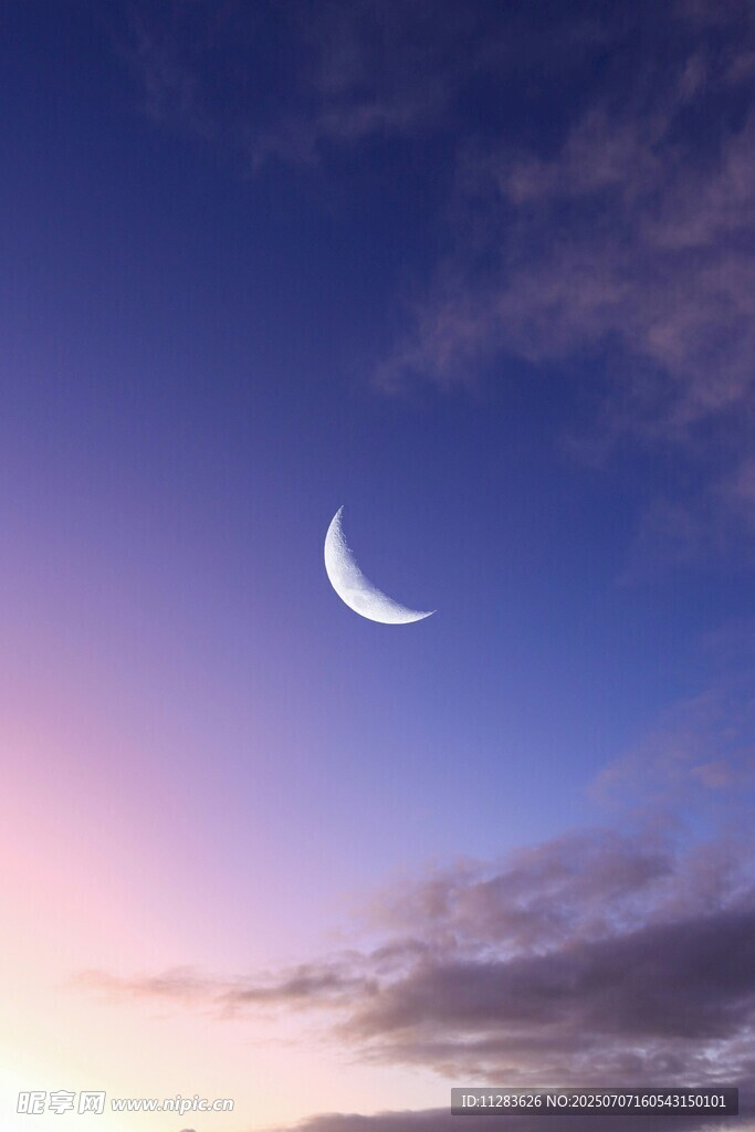 黄昏天空中的弯弯新月