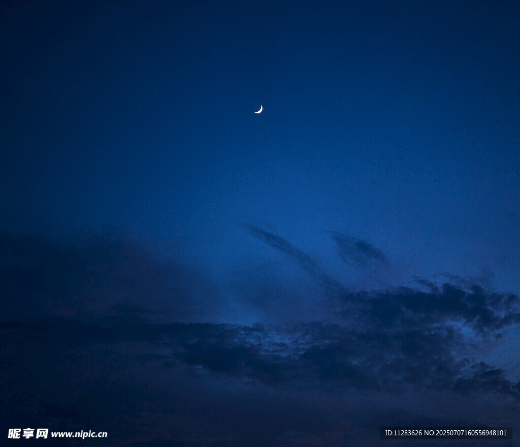 夜空下的星月与薄云
