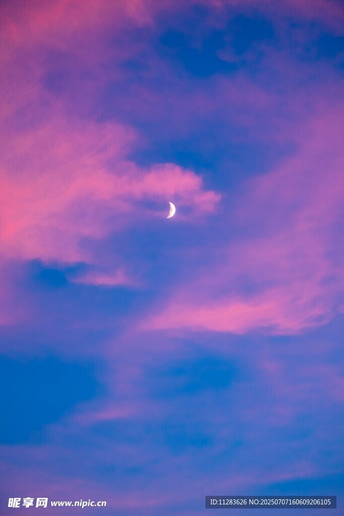梦幻紫蓝天空中的月亮