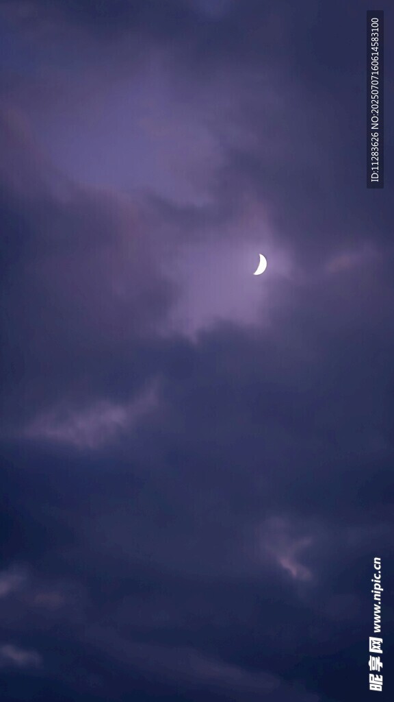 夜空下的朦胧月色