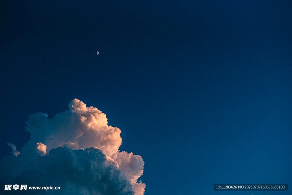 夜空下的梦幻云朵