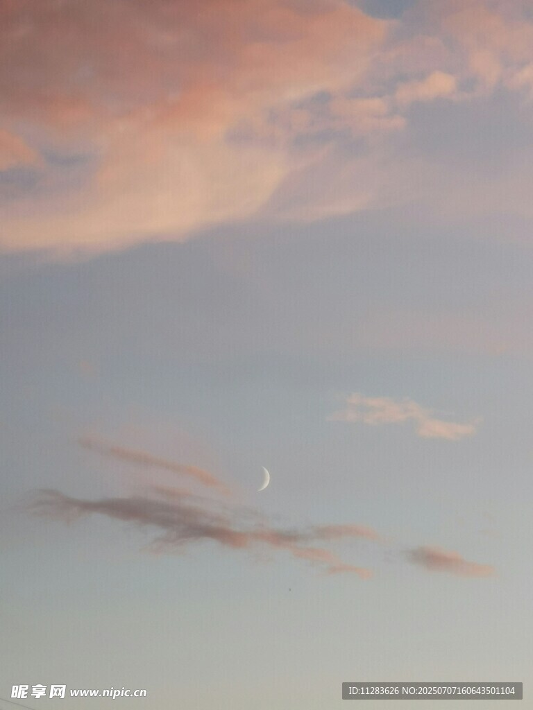 天空中的云彩与朦胧月亮