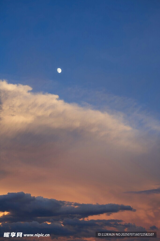 黄昏天空中的月亮与云彩
