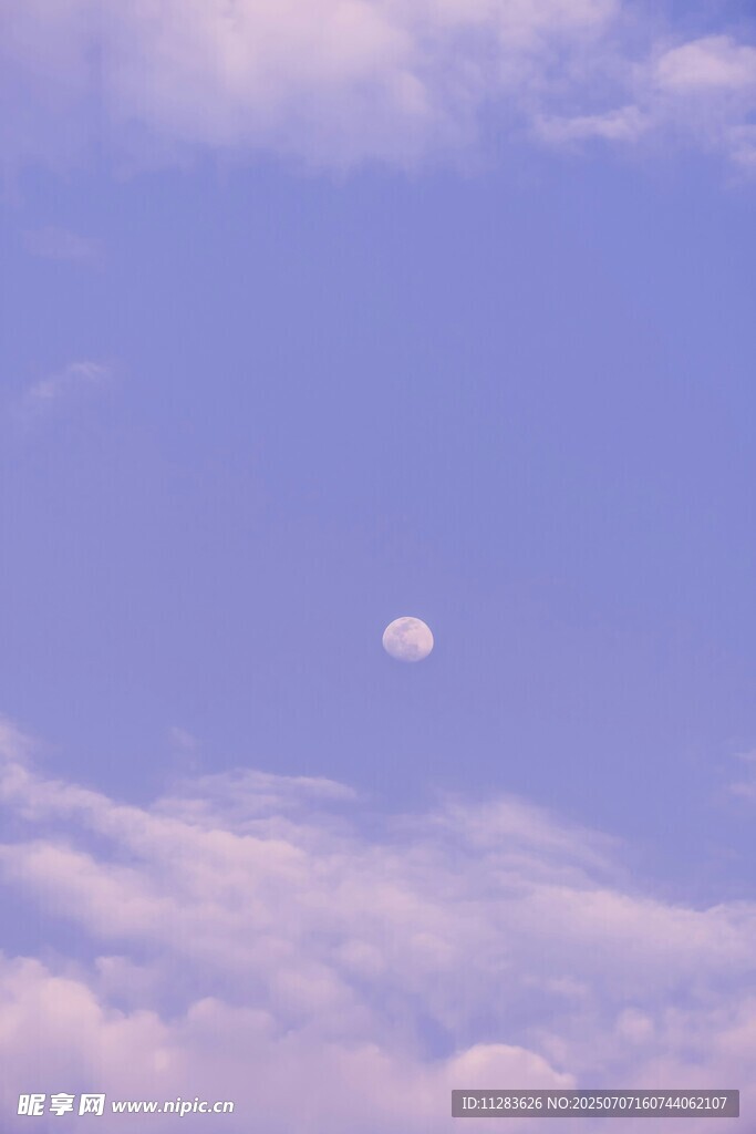 淡蓝天空中的朦胧月亮