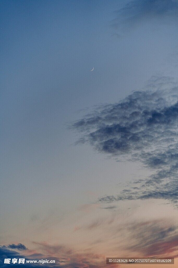 黄昏时分的绚丽天空