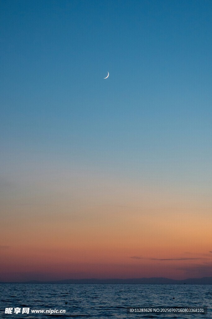 海上黄昏时的月与天色