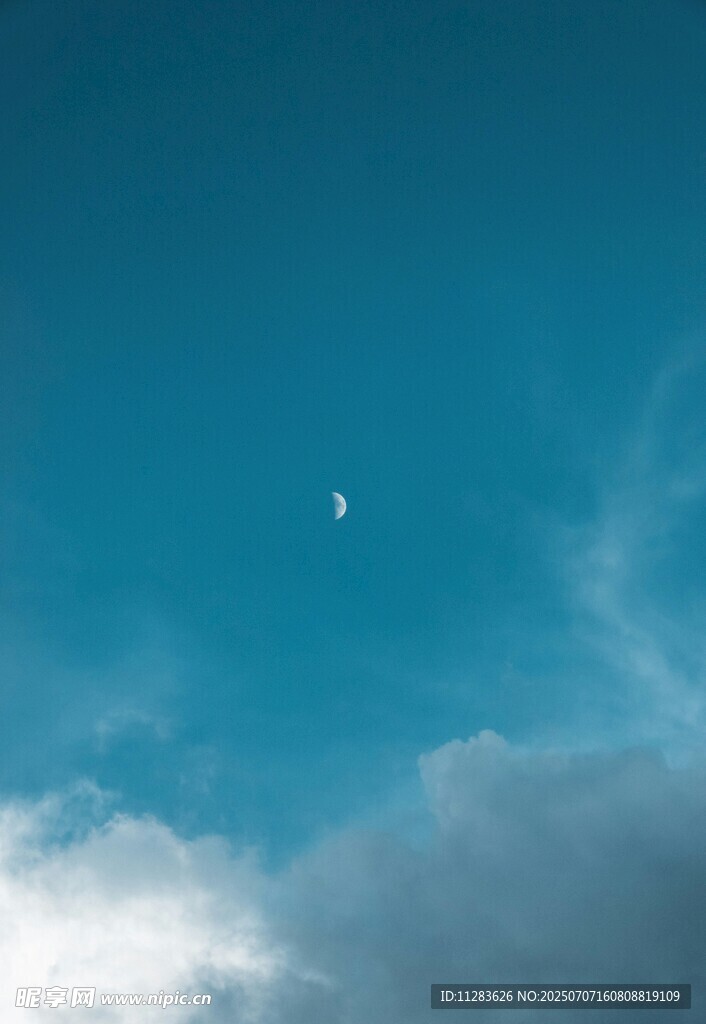 蓝天中的月亮与云朵