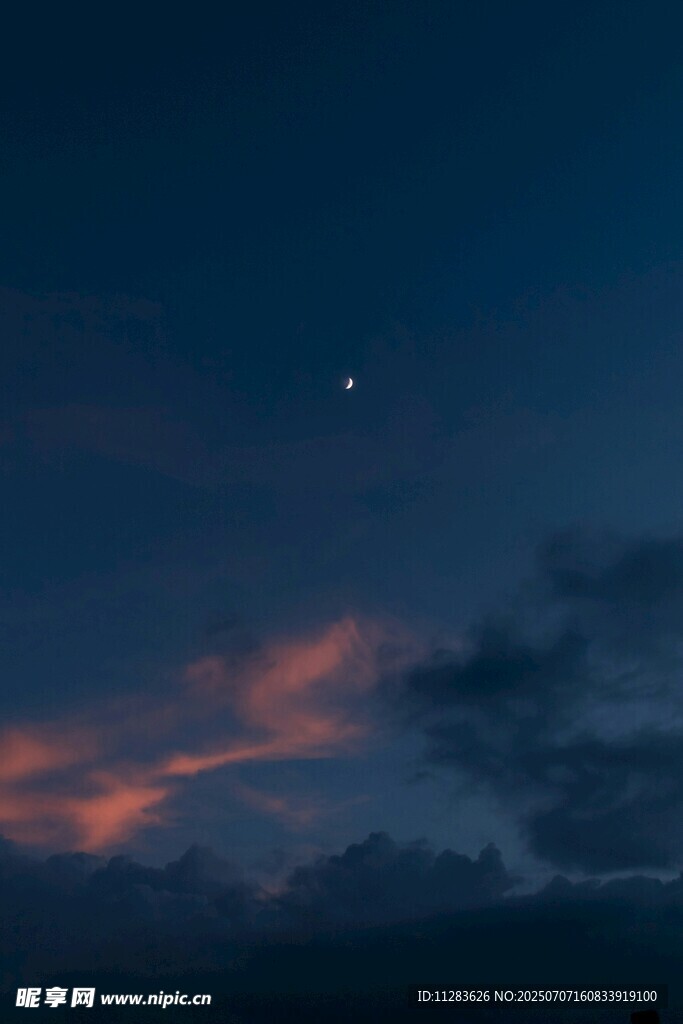夜空下的绚烂云霞