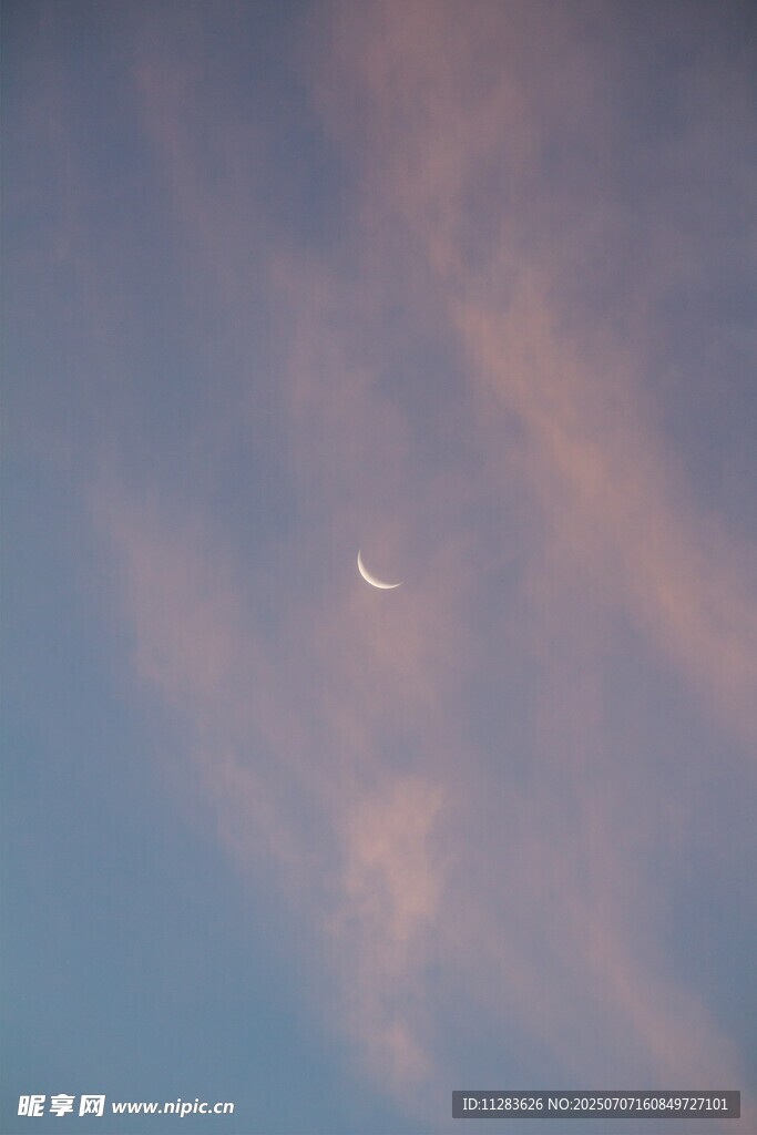 天空中的月亮与云彩