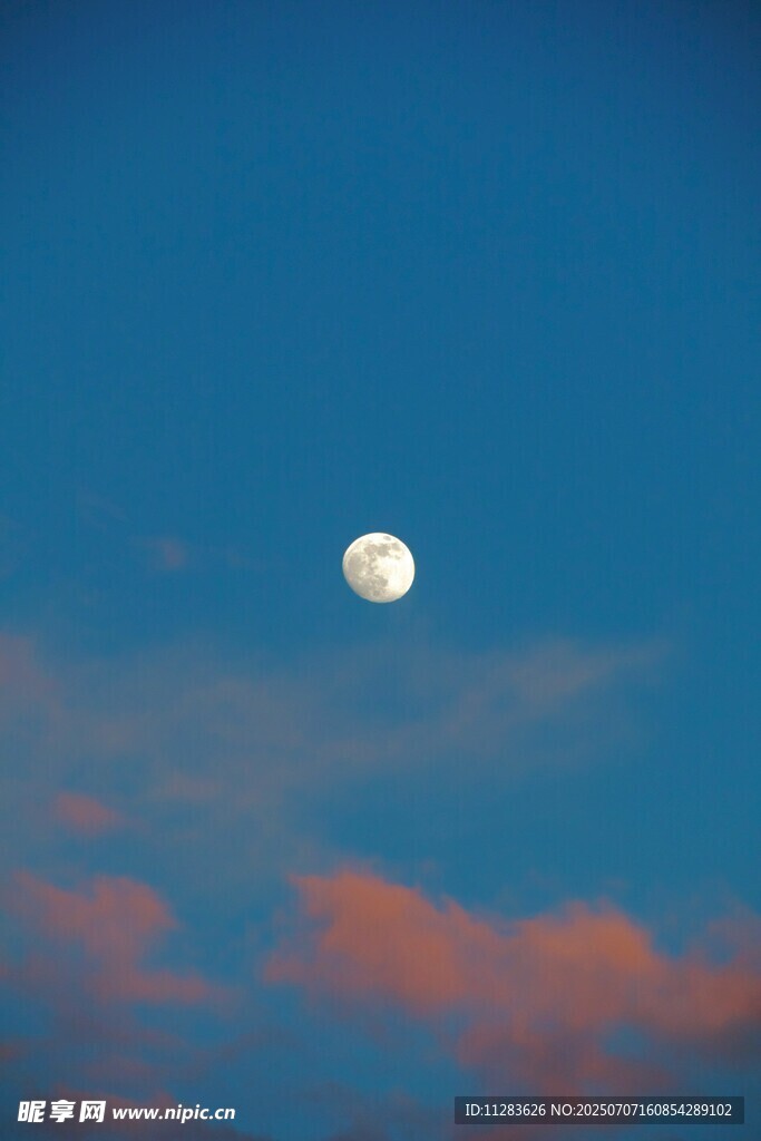 蓝空下的明月与绯色云彩