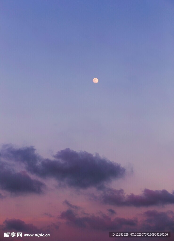 黄昏天空中的明月