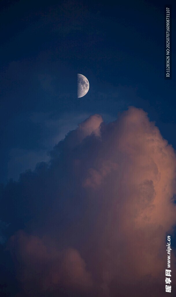 夜空中的新月与云朵
