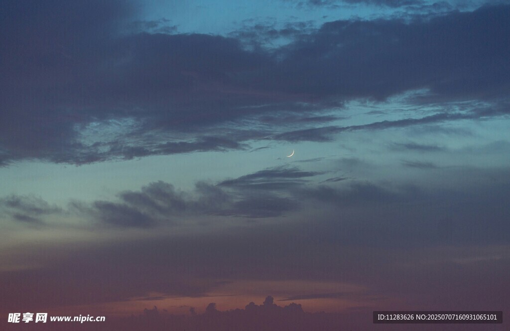 黄昏时分的绚丽天空