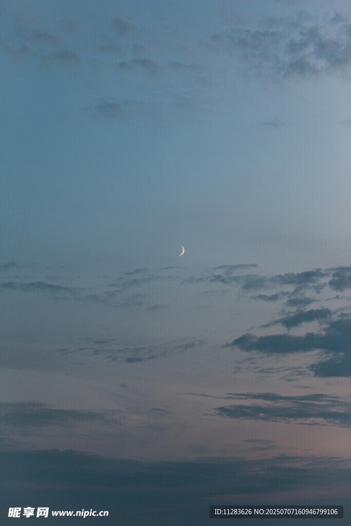 黄昏天空中的月亮与云彩