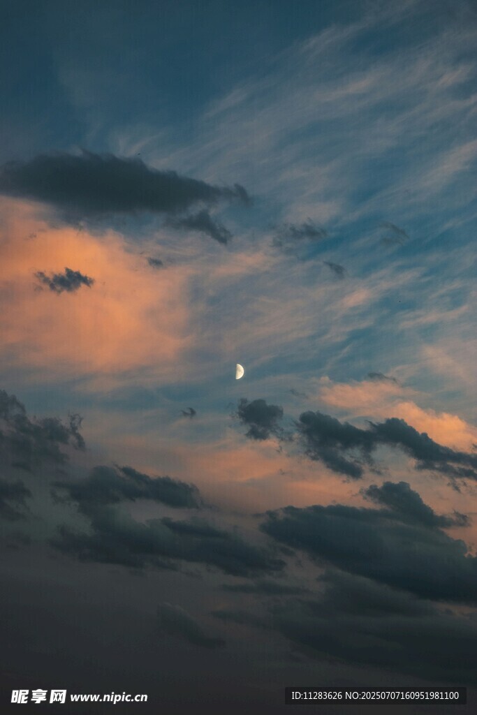 黄昏天空中的月亮与云彩