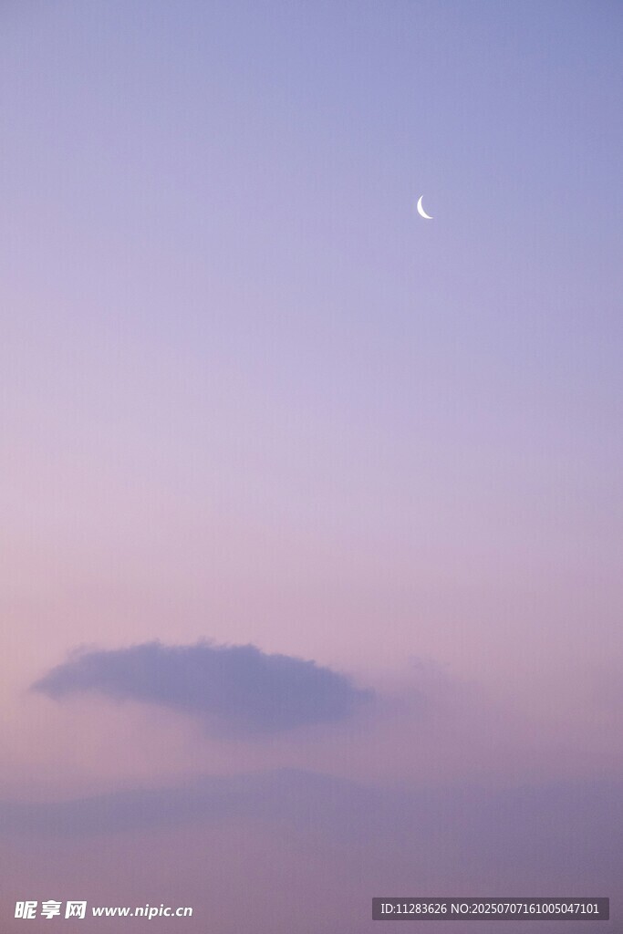 暮色天空中的弯月与云朵
