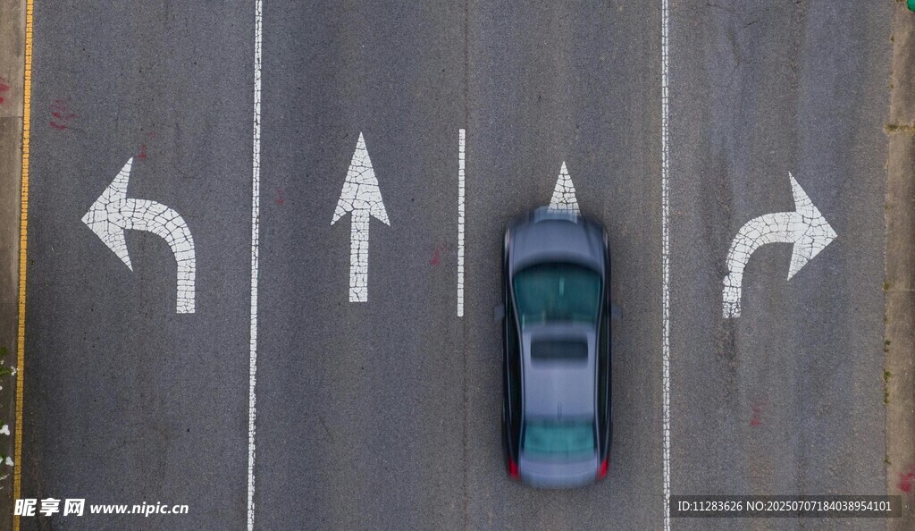 道路上行驶的蓝色汽车