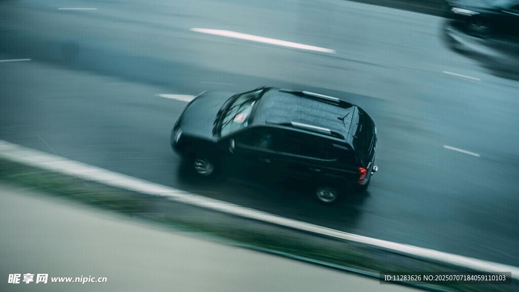 公路上行驶的黑色汽车
