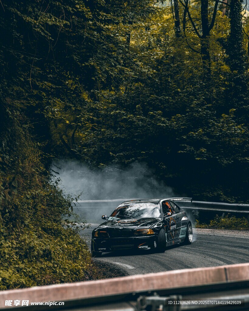 飞驰的汽车