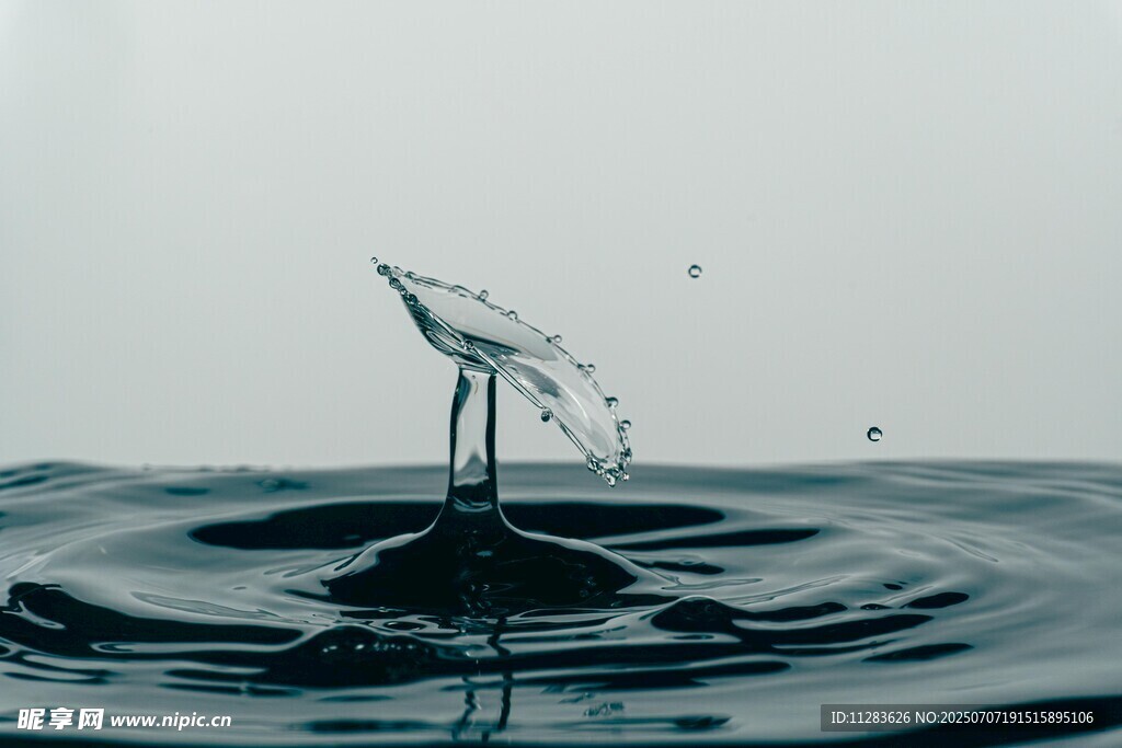 水滴入水瞬间的美妙画面