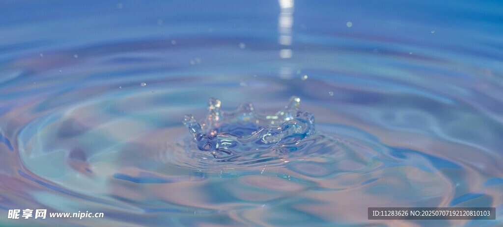 水滴落入水面