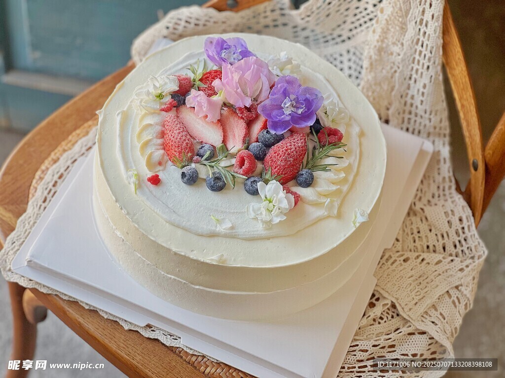 鲜花装饰的美味水果蛋糕