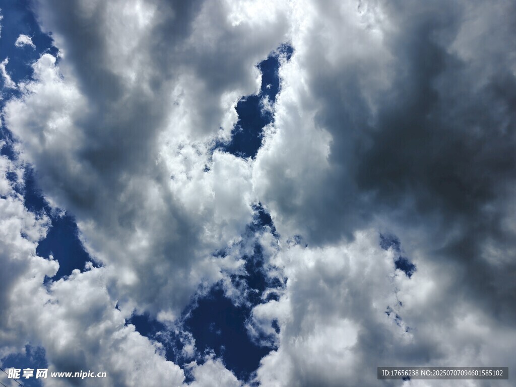 天空中飘浮的大片云朵